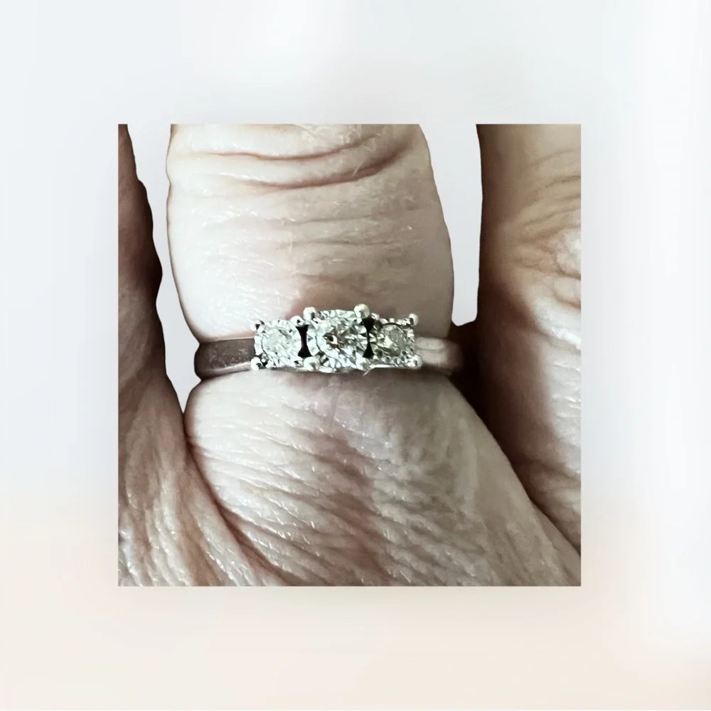 Trumiracle 1/10 Carat Total Weight 3-Stone Diamond Ring set in Sterling Silver